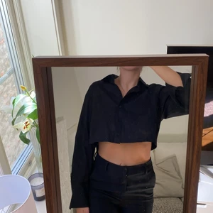 Croppad skjorta 🖤 - Croppad skjorta från H&M divided i strl xs