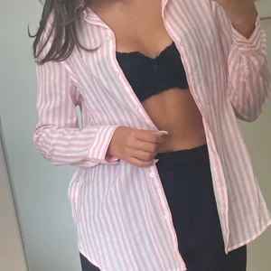 randig skjorta - en rosa & vitrandig skjorta i tunt material<3 använd ett fåtal gånger, som ny!