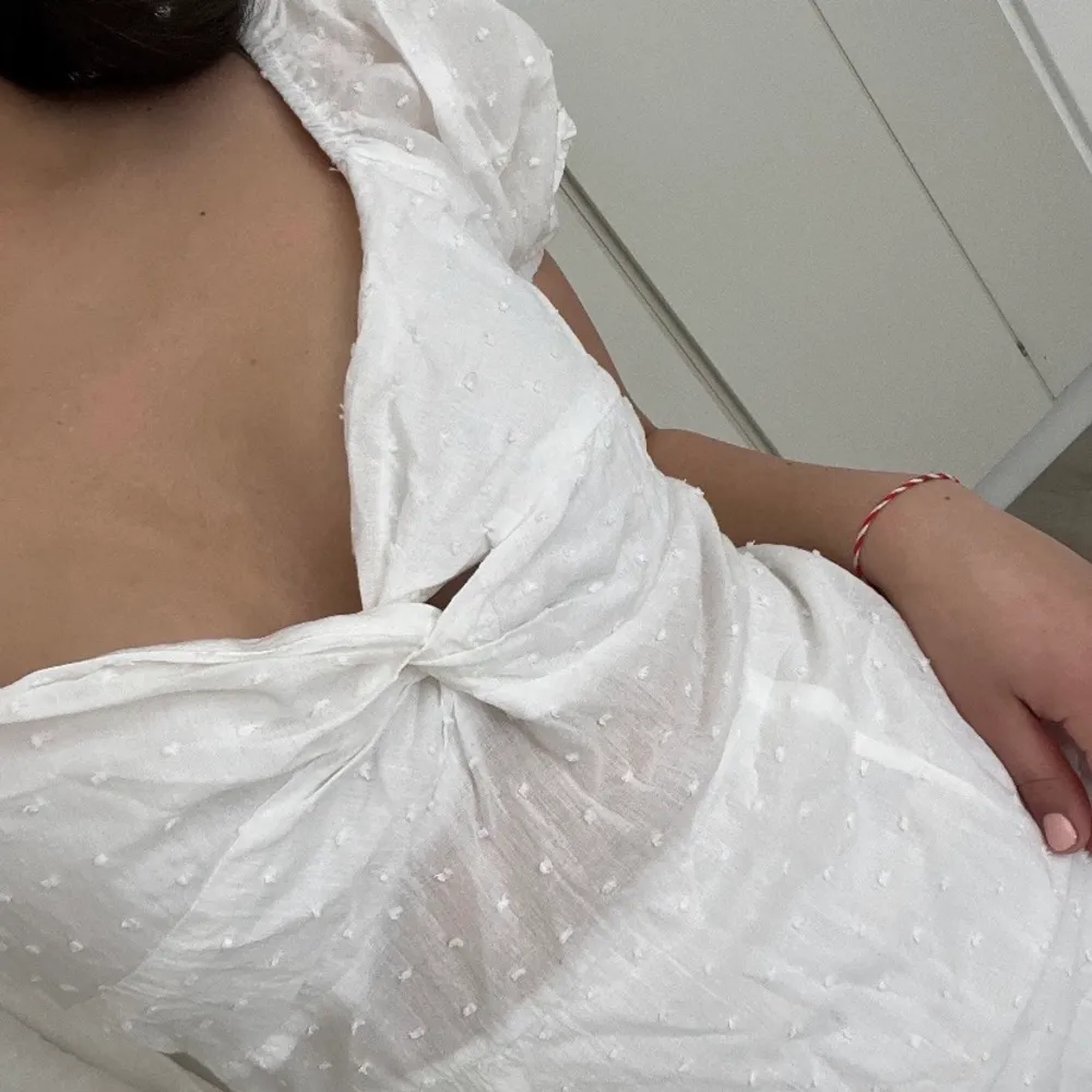 Säljer denna vita klänning då den inte kommer till användning tyvärr (lånade bilder)🤍🤍 . Klänningar.