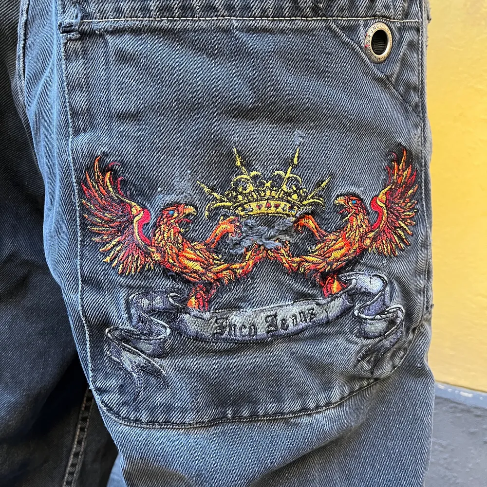 Bästa jeansen från jnco som pionerade med baggy byxor på 90 talet! Många hål i sig men de gör inge, avklippta oxå!. Jeans & Byxor.