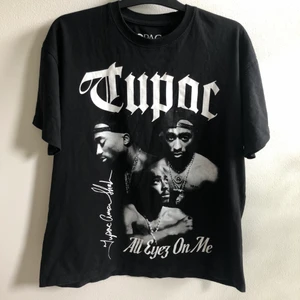 Tröja  - Skit cool 2pac tröja. Användt några ggr bara. Köpt från Zalando 