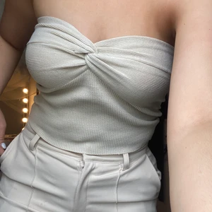 Beige topp - Oanvänd topp, storlek S men passar XS-M skulle jag säga. Fin i materialet 