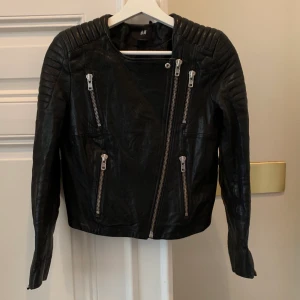 HM populär skinnjacka! Stlk 34  - Säljer denna älskade skinnjacka från HM. 100% äkta skinn. Sparsamt använd. Nypris ca 2700 kr. Säljer för 900 kr. 