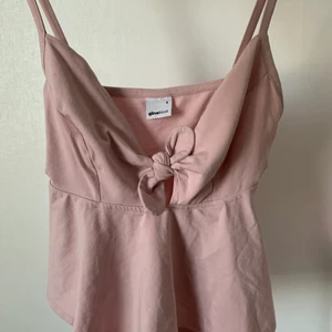 Rosa linne - Tröjan är från Gina & är i storlek S. Sälja nytvättad och knappt använd💗