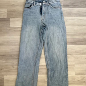 Monki jeans  - Blåa Monki jeans som sitter super på💕använt dessa ganska mycket men har fortfarande ett bra skick. Väldigt sköna på och har ett väldigt skönt material💕