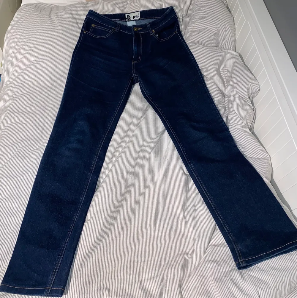 Stretchiga mörkblåa flared jeans i storlek 38. Inga defekter eller tecken på slitage. De är väldigt bekväma och följer kroppens former fint. Har även fina detaljer på bakfickorna. Säljer då de inte är min vibe längre 😋 Ursäkta det stökiga rummet. Jeans & Byxor.