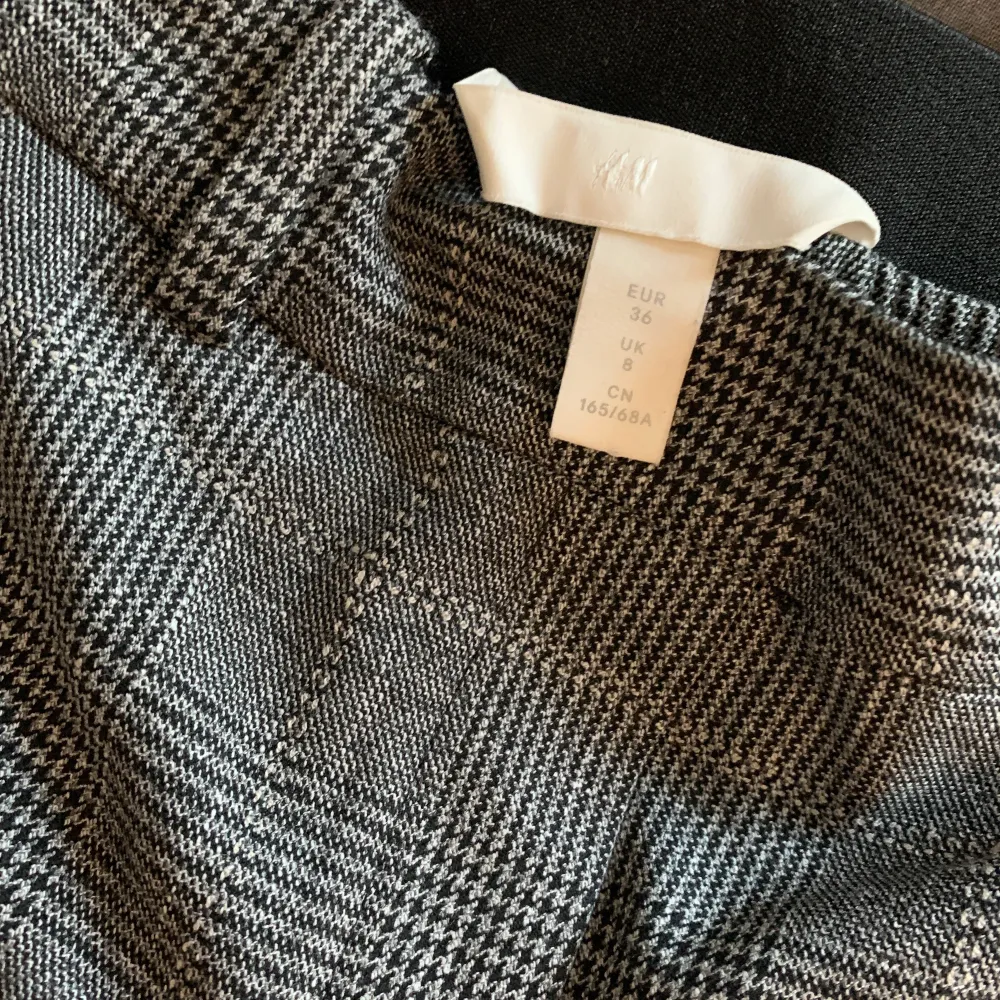 Kostymbyxor från H&M som tyvärr aldrig kommit till användning. Formar sig super bra efter kroppen, samt med resår bak❤️ Två fickor på sidorna och två fake bak! . Jeans & Byxor.