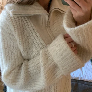 Stickad tröja - Så himla fin stickad tröja i alpaca blend. Så fluffig och härlig, perfekt till sommarkvällar. Något oversized i modellen. 