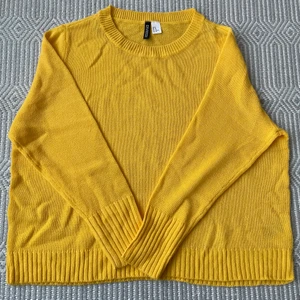 Stickad tröja H&M  - Solgul lite tunnare stickad tröja. Akryl. Aldrig använd. 