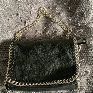 Tiamo väska - Säljer en tiamo väska pga kommer ej till andvändning. Lite sönder vid knappen annars väldigt bra skick!❤️