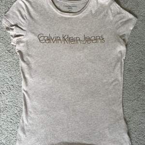 Calvin Klein jeans T-shirt i storlek XS. Använd få gånger❤️