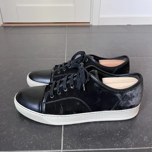 Lanvin cap toe sneakers - Lanvin cap toe sneakers i svart velvet. Givetvis äkta. Köpa på vestier för ca 3000kr (org pris 4999kr) Små sprickor i sidan på skorna. Annars i övrigt fint skick. Passar 43-44