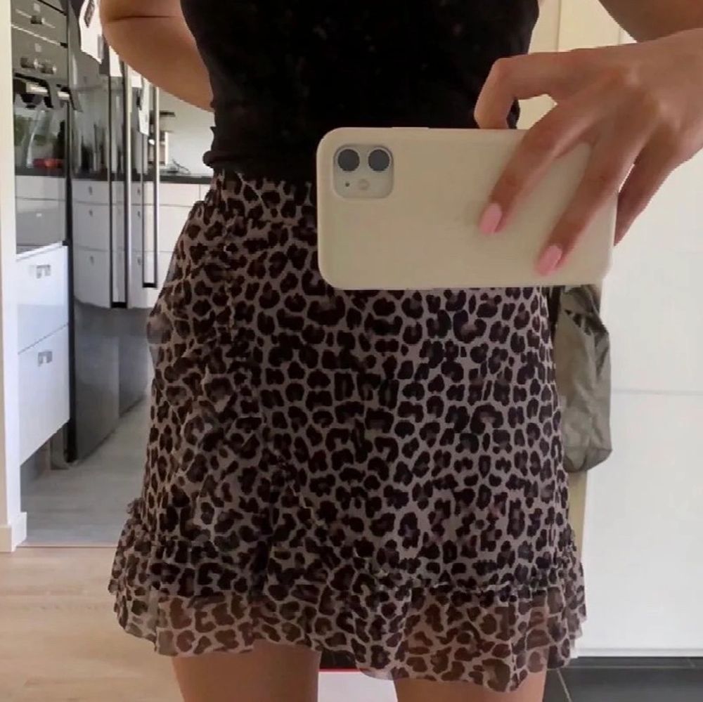 Leopardkjol från Lindex barnavdelningen. Storlek 170, jättefin och knappt använd🖤. Kjolar.