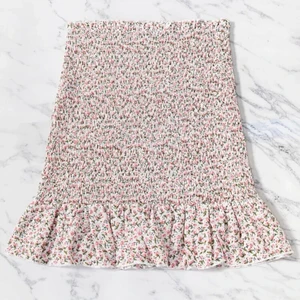 Somrig kjol - Säljer denna supersöta somriga kjolen i storlek S men skulle även kunna passa M och L då den är väldigt stretchig! Aldrig använd, bara testad. Nypris 110kr men säljer för 100kr INKL frakt!