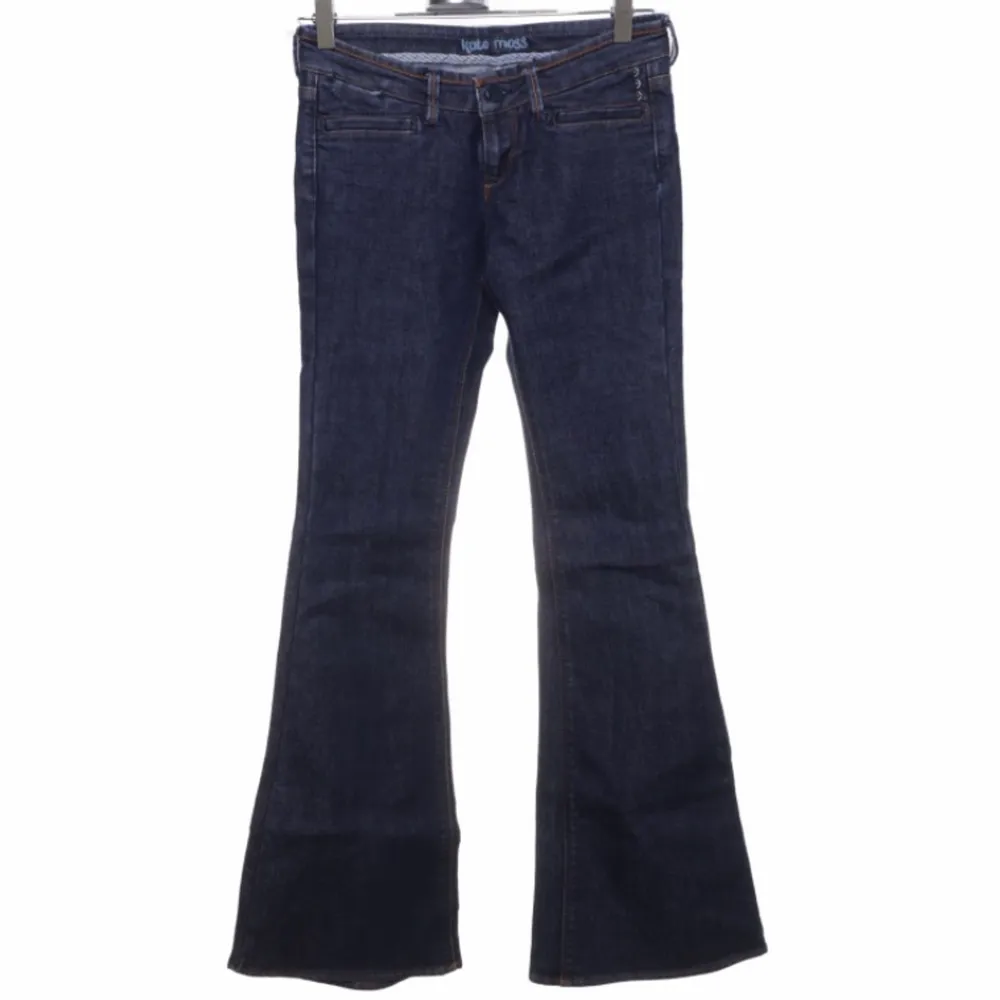 Säljer dessa mörkblåa lågmidjade bootcut jeansen från Topshop x Kate Moss! Så snygga med coola fickor där fram och passar till allt🥰. Jeans & Byxor.