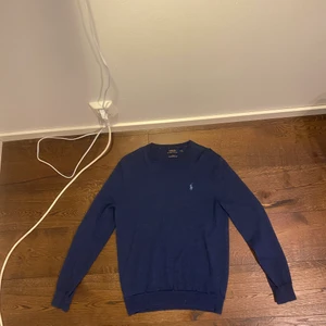 Ralph Lauren Sweatshirt Medium - Hej, säljer nu min Ralph Lauren pullover som är i jätte bra skick. Den är i storlek M men passar Small. Priset är inte hugget i sten, hör av er vid frågor. 