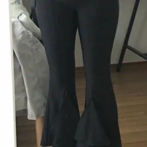 Svarta bootcutbyxor - Assnygga bootcut med 70 tals vibe! Väldigt utsvängda vid benen och dragkedja vid sidan av höften, helt oanvända, endast testade! Köpte för 350kr. Står att det är storlek M men skulle säga att det är mer en S. Kostymbyxmaterial!