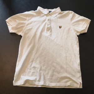 Lyle & Scott vit pike  - En vit Lyle & Scott Pike i bra skick. 