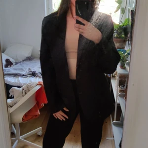 Svart oversized blazer - Jättesnygg och enkel blazer som passar till allt. Jag köpte den på plick men har aldrig använt den tyvärr. den är i bra skick. Om man vill ha den oversized passar den xs-m, annars är den strl L.
