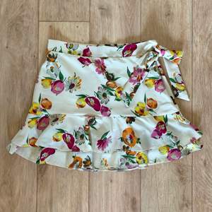 En blommig kjol från märket Zara. Stängs med dragkedja i sidan. Storlek S. Fint skick och sparsamt använd. Material: 100% polyester.