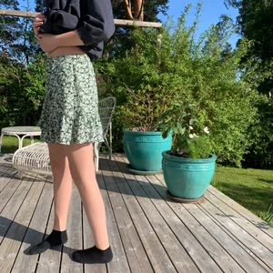 Blommig kjol - Kjol från Gina Tricot knappt använd i en fin grön färg. Bilden på bild 1 beskriver färgen bäst💚