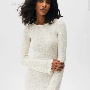 Vit klänning  - Säljer denna superfina klänningen!!! Tänkte ha den på ett tillfälle men tog någon annan istället 😊 den är slutsåld på hemsidan pull and bear. Bilderna är inte tagna utav mig, kan skicka fler bilder på det skulle behövas ❤️