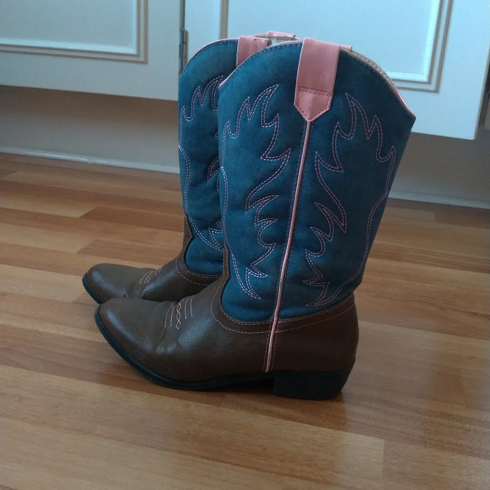 Säljer mina älskade cowboy boots för att de har blivit föremå:( Dem är köpta i USA och är i bra kvalitet. De är i storlek USA 3 jag har även ett par andra i storlek USA 12 som är mindre för små barn! 💗💙. Skor.