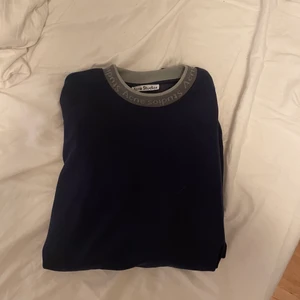 Acne Studios Sweatshirt - Nyskick Acne Studios Sweatshirt. 10/10 Cond, Storlek S men passar M jätte bra. NYPRIS 2500