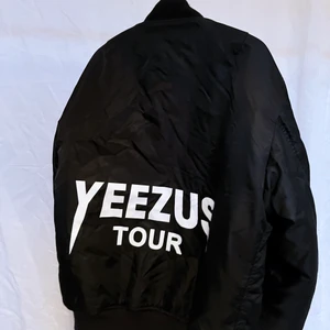 Yeezus tour - bomberjacka  - YEEZY BY KANYE WEST YEEZUS TOUR BOMBER JACKET - Passar M-L