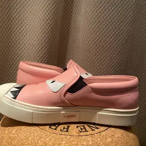 Fendi monster sneakers i rosa st 37. Supersköna och såå coola men kommer tyvärr inte till användning💞 jättebra skick använda få gånger. Kartong medföljer⭐️ köparen står för frakten. 