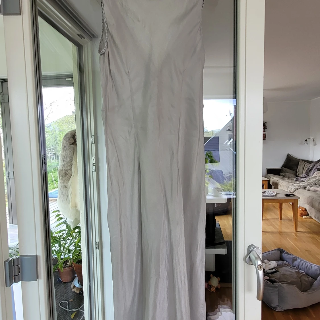 Sidenklänning i silver,  Day Mikkelsen - 90