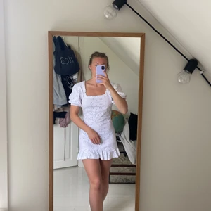 Vit klänning stl 36 - Säljer denna oanvända skolavslutningsklänning/ studentklänning eftersom jag hittat en jag hellre vill ha på mig. Kan mötas i Stockholm eller frakta. Fraktkostnad tillkommer.