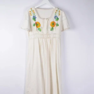 Vit vintage midi klänning, strl M - Sååå himla fin!!! Dock lite för stor passform för mitt tycke ;( Bra använt skick, superfin till midsommar eller student 💕💕💕💕 (lånad bild, 1)