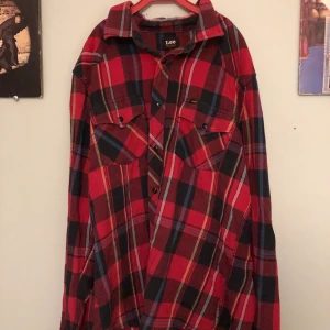 Röd flanellskjorta  - Så skön flanellskjorta som jag har haft mycket användning för!