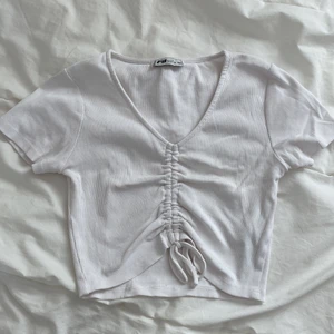 Vid topp med detaljer strl xs - Säljer denna söta topp med fina detaljer i strl xs. Superbra skick! Säljer för 60kr + frakt 🥰🌺