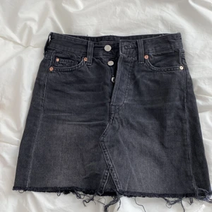 Svart jeanskjol strl 34 - Säljer denna svarta jeanskjol i strl 34. Superbra skick! Säljer för 50kr + frakt⭐️🫶🏼