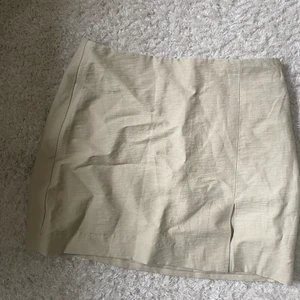 Kjol i linne - Kort Kjol i linneblanding. Verkligen så fin till sommaren och sitter så fint. Aldrig använd säljer pga  passar tyvärr inte mig