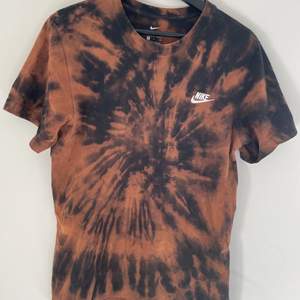 Svart Nike t-shirt med hemgjort tie dye mönster. storlek M. Gott skick utan stora tecken på användning.