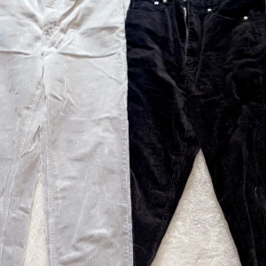 Svarta och gråa ribbade jeans - Säljer ett par gråa oxh ett par svarta ribbade jeans, för stora för mig, storlek storlek M men skulle passa en S, 1 par för 100 eller 2 för 150kr, finns i Borås men skickas mot fraktkostnad.