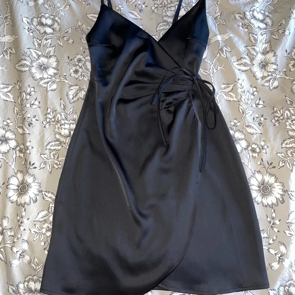 En oanvänd klänning som kanske passar någon annan bättre!🥰 Original pris ~200-300kr | storlek XS. Klänningar.