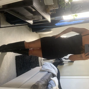 Svart Klänning från nelly - Snygg klänning från nelly med fin passform, rak urringning och passar xs/s 💕köparen står för frakt