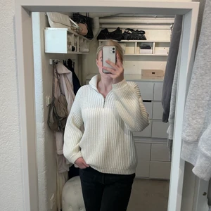 Stickad tröja med half zip  - Stickad tröja från NAKD med half zip ⚡️