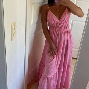 Söker!! - Jag SÖKER denna fina klänningen i st 32/34. Jag är villig att betala ganska högt pris så skriv gärna till mig om ni vill sälja💗💗