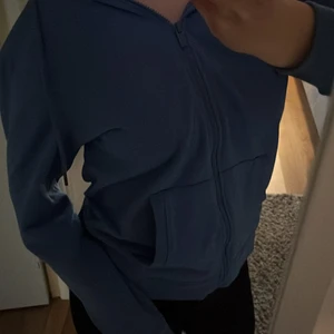 Blå zip hoddie  - Säljer min blåa zip-hoodie då den inte kommer till användning längre. Använd ca 3 gånger endast, nyskick! Köparen står för frakt 