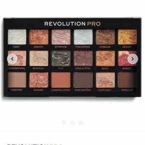 Ögonskuggspalett revolution - Ögonskuggspalett från revolution, aldrig använd utan endast swatchad med borstar då jag inte gillade färgerna. Nypris 100kr säljer för 50kr kan mötas upp i Stockholm annars står köparen för frakt