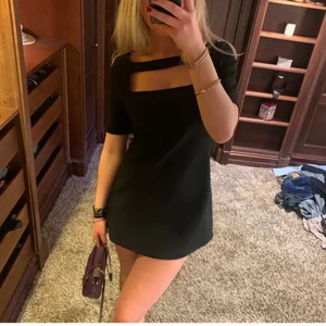 Populär zara klänning - Säljer denna underbara klänning från zara🫶🏽lånade bilder!! Storlek M men passar S mycket bättre🧸aldrig använd!