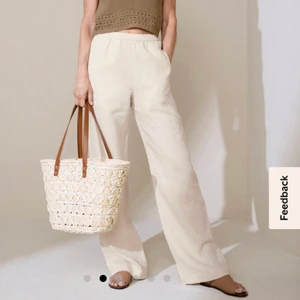 Linnebyxor  - Säljer dessa populära linnebyxor ifrån Lindex🤍 helt nya med alla lappar kvar, säljs för att de inte passade på mig.Storlek 34. Vid många intresserade gäller högst bud🤍