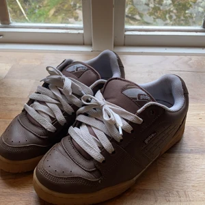 Globe sko och adidas sko - Skick på båda är bra.     75kr styck.   Globe skorna har storlek 38,5 och adidas 40 2/3