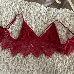 Röd spets topp - Fin men även för stor för mig