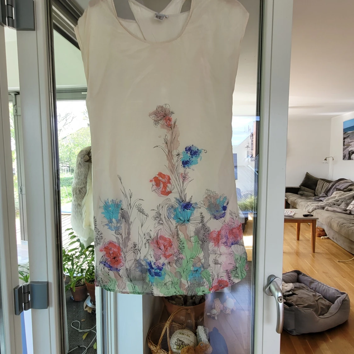 Sidenklänning med blommönster storlek 36